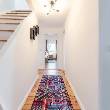 Neues Haus ,11 Betten, Voellmoebliert Mit Parkplaetzen, Garage Und Garten Apartment