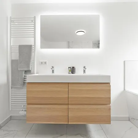 Neues Haus ,11 Betten, Voellmoebliert Mit Parkplaetzen, Garage Und Garten Apartment Wildau (Dahme-Spreewald)