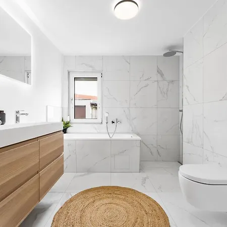 Apartment Neues Haus ,11 Betten, Voellmoebliert Mit Parkplaetzen, Garage Und Garten