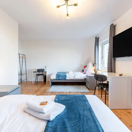 Neues Haus ,11 Betten, Voellmoebliert Mit Parkplaetzen, Garage Und Garten Apartment *