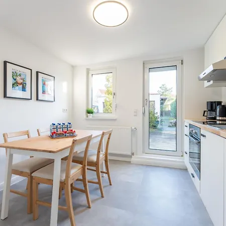 Neues Haus ,11 Betten, Voellmoebliert Mit Parkplaetzen, Garage Und Garten