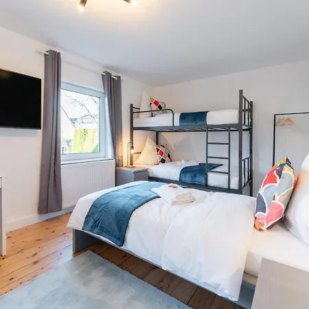 Neues Haus ,11 Betten, Voellmoebliert Mit Parkplaetzen, Garage Und Garten Apartment
