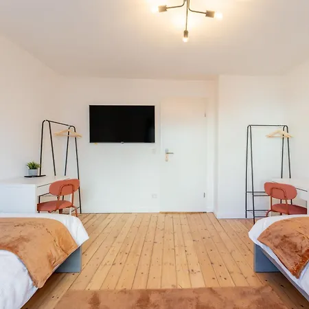 Neues Haus ,11 Betten, Voellmoebliert Mit Parkplaetzen, Garage Und Garten