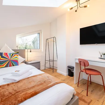 Neues Haus ,11 Betten, Voellmoebliert Mit Parkplaetzen, Garage Und Garten Apartment *