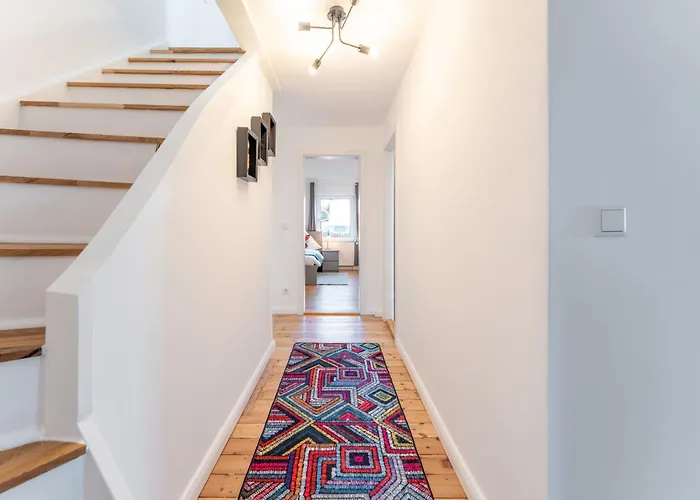 Neues Haus ,11 Betten, Voellmoebliert Mit Parkplaetzen, Garage Und Garten Lejlighed