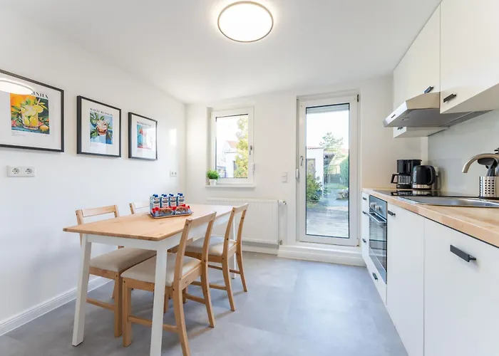 Neues Haus ,11 Betten, Voellmoebliert Mit Parkplaetzen, Garage Und Garten