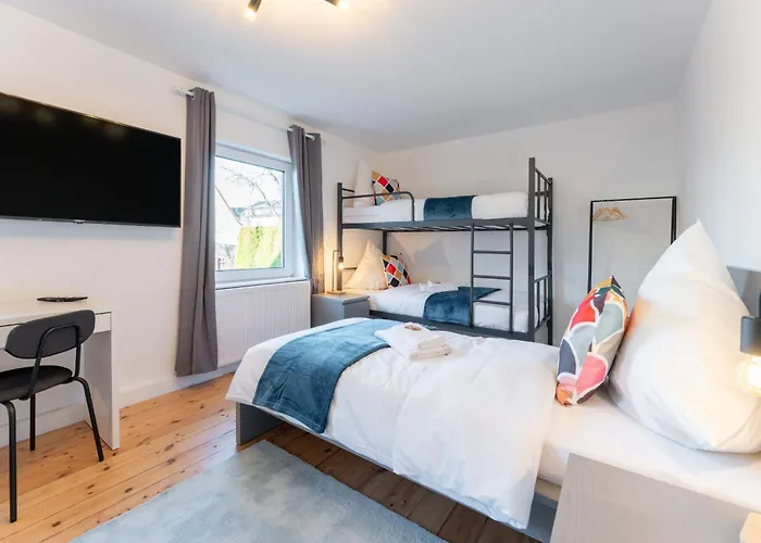 Neues Haus ,11 Betten, Voellmoebliert Mit Parkplaetzen, Garage Und Garten Lejlighed