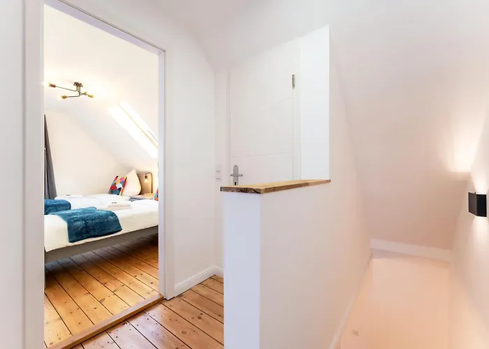 Neues Haus ,11 Betten, Voellmoebliert Mit Parkplaetzen, Garage Und Garten *