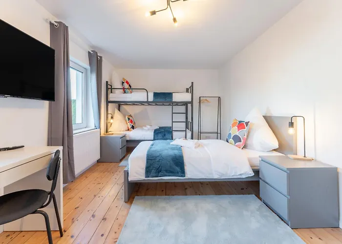Neues Haus ,11 Betten, Voellmoebliert Mit Parkplaetzen, Garage Und Garten Lejlighed *