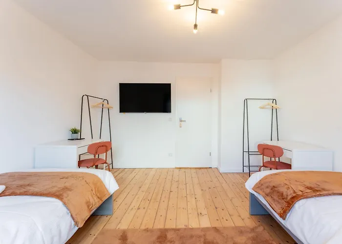 Neues Haus ,11 Betten, Voellmoebliert Mit Parkplaetzen, Garage Und Garten